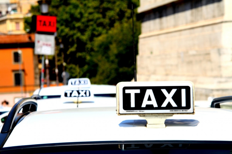 taxis-SERANON-min_taxi_auto_rome_road_white-1051610